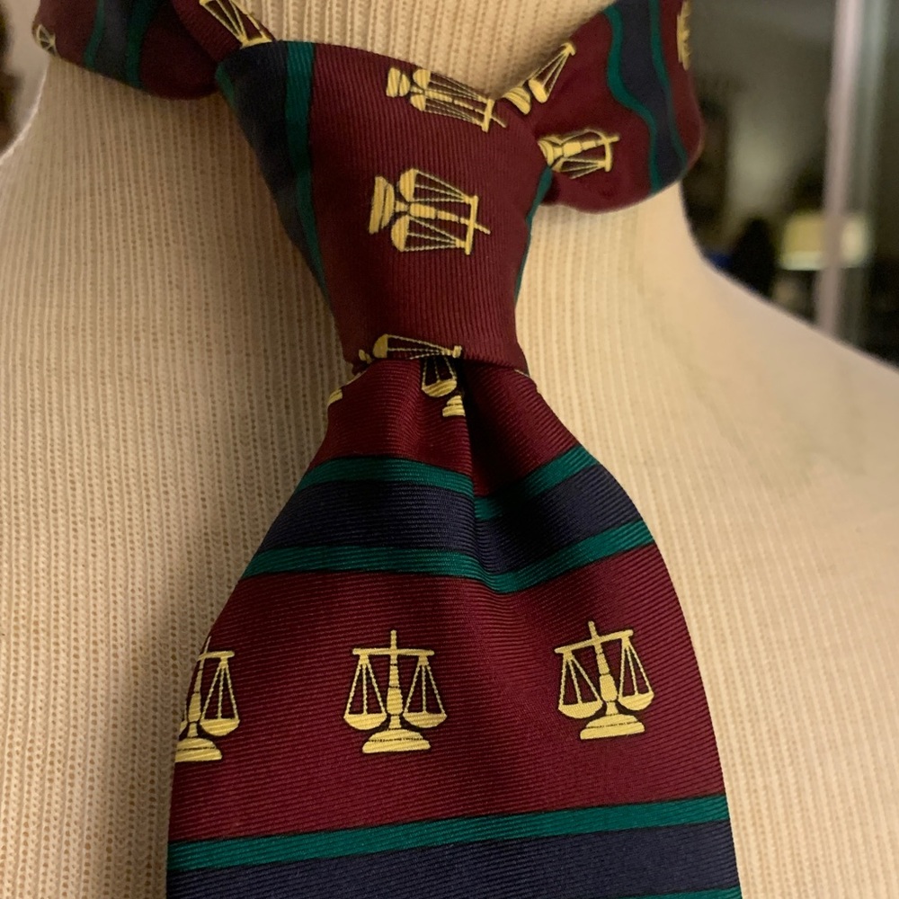 SCALES OF JUSTICE LAWYERS LAW SCHOOL 100% SILK AMERICAN MADE NECKTIE BY ALLYN